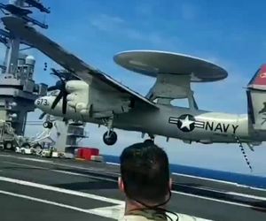 فرود آواکس روی ناو بصورت اسلوموشن 
