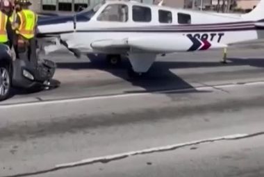 فرود اضطراری 
هواپیمای سبک در خیابان شلوغِ ایالت جورجیا