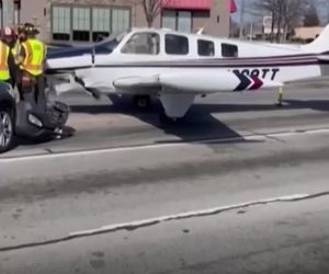 فرود اضطراری 
هواپیمای سبک در خیابان شلوغِ ایالت جورجیا