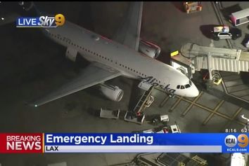 فرود اضطراری در فرودگاه بین‌المللی لس‌آنجلس