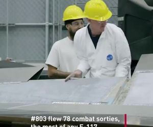 30 سال پیش در پایگاه هوایی nellis ، در میان هزاران نفر از F117 Nighthawk رونمایی شد.