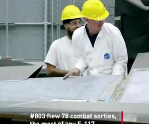 30 سال پیش در پایگاه هوایی nellis ، در میان هزاران نفر از F117 Nighthawk رونمایی شد.