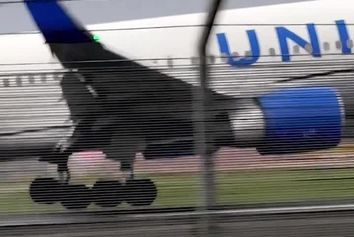 طوفان سهمگین مانع فرود هواپیما در فرودگاه شد