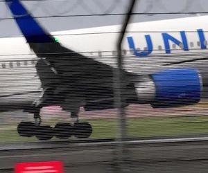 طوفان سهمگین مانع فرود هواپیما در فرودگاه شد