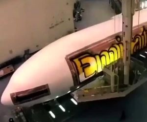 رنگ آمیزی مجدد یک فروند ۷۷۷ هواپیمایی امارات