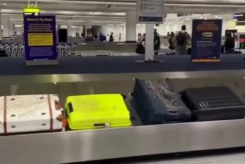 چمدان‌های مسافران در نیویورک با لجن بدبو تحویل داده شد!