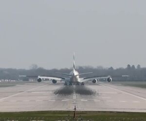 فرود ایرباس A380 در فرودگاه گتویک لندن