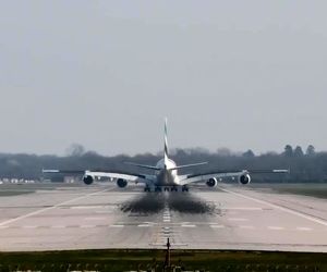 فرود ایرباس A380 در فرودگاه گتویک لندن