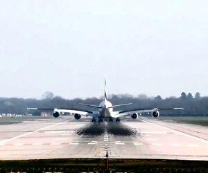 فرود ایرباس A380 در فرودگاه گتویک لندن