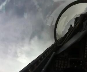 پرواز از نمای داخلی کاکپیت F16
