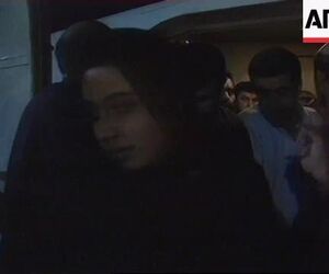 بازگشت هموطنان به کشور پس از هواپیماربایى بوئینگ٧٠٧ ساها در سال١٣٧٤