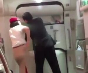تلاش مهمانداران برای بستن در ایرباس A380 