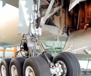 باز شدن ارابه‌های فرود بویینگ ۷۷۷ 