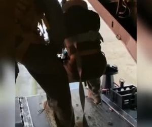 تمرین تیراندازی از هواپیما به زمین در حین پرواز