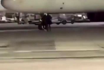 اقدام عجیب دو مسافر جامانده از پرواز برای سوار شدن به هواپیما!