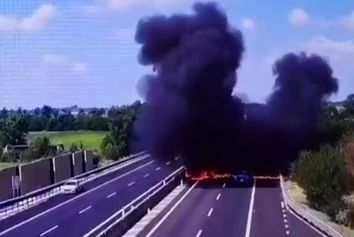 سقوط یک هواپیمای کوچک در بزرگراهی در ایتالیا