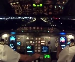 تیک‌آف شبانه از کاکپیت ایرباس A310 کلاسیک