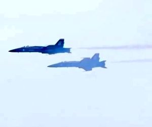 مانور هیجان انگیزی از فرشتگان آبی نیروی دریایی ایالات متحده آمریکا