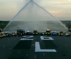 اجرای مراسم water cannon توسط کارکنان بخش ایمنی فرودگاه گتویک لندن برای قدردانی از زحمات بخش پزشکی در سرتاسر جهان