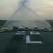 اجرای مراسم water cannon توسط کارکنان بخش ایمنی فرودگاه گتویک لندن برای قدردانی از زحمات بخش پزشکی در سرتاسر جهان
