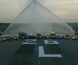 اجرای مراسم water cannon توسط کارکنان بخش ایمنی فرودگاه گتویک لندن برای قدردانی از زحمات بخش پزشکی در سرتاسر جهان