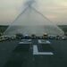 اجرای مراسم water cannon توسط کارکنان بخش ایمنی فرودگاه گتویک لندن برای قدردانی از زحمات بخش پزشکی در سرتاسر جهان