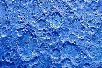 عبور فوق‌العاده سریع ایستگاه فضایی بین‌المللی از برابر ماه