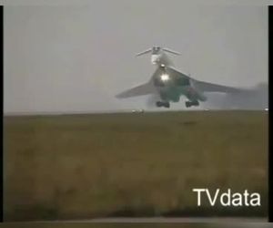 ویدیویی از فرود توپولف ۱۴۴ هواپیمای مافوق صوت روسی که به علت مشکلاتی که در طراحی و ساخت آن وجود داشت هیچگاه پرواز تجاری انجام نداد.
