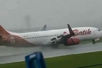 فرود عجیب و باورنکردنی هواپیما با یک چرخ در طوفان 