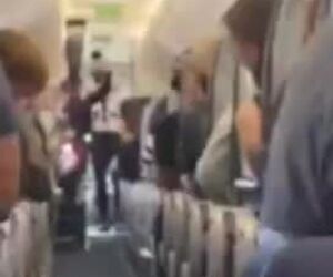 لحظه اعلام لغو قوانین مربوط به ماسک زدن در یکی از پروازهای هواپیمایی دلتا ایرلاینز به مسافران
