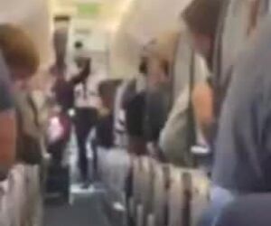 لحظه اعلام لغو قوانین مربوط به ماسک زدن در یکی از پروازهای هواپیمایی دلتا ایرلاینز به مسافران