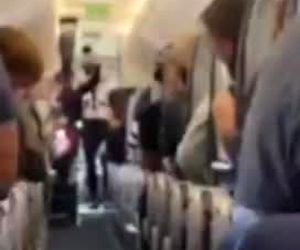 لحظه اعلام لغو قوانین مربوط به ماسک زدن در یکی از پروازهای هواپیمایی دلتا ایرلاینز به مسافران