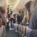 لحظه اعلام لغو قوانین مربوط به ماسک زدن در یکی از پروازهای هواپیمایی دلتا ایرلاینز به مسافران
