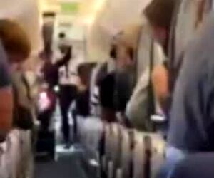 لحظه اعلام لغو قوانین مربوط به ماسک زدن در یکی از پروازهای هواپیمایی دلتا ایرلاینز به مسافران