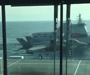فرود عمودی F35 از نمایی جذاب 