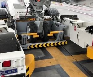 اکثر هواپیماها توانایی حرکت به عقب را ندارند، از این رو ماشین‌هایی تحت عنوان ماشین push back این امکان را برای آن‌ها فراهم می‌کنند.