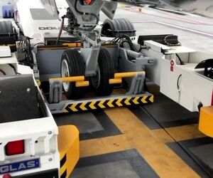 اکثر هواپیماها توانایی حرکت به عقب را ندارند، از این رو ماشین‌هایی تحت عنوان ماشین push back این امکان را برای آن‌ها فراهم می‌کنند.