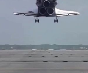 لحظه فرود شاتل فضایی دیسکاوری در مرکز فضایی کندی ایالات متحده پس از بازشت از ماموریت ۱۵ روزه ایستگاه فضایی بین‌المللی در سال ۲۰۱۰ 