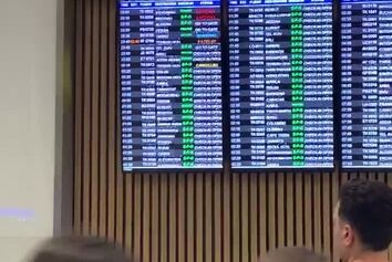 نگرانى مسافران ایرانى در فرودگاه استانبول از عدم اطلاع‌رسانی درست از انجام پروازهایشان به ایران