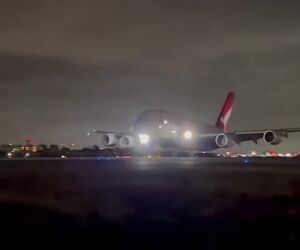 تیک‌آف A380 کانتاس به سوی سیدنی
