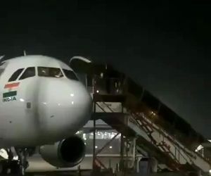 خروج خلبانان خطوط هوایی ایرآسیای هند از پنجره کابین به علت حضور بیماران مشکوک به کرونا در پرواز 