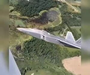 پرواز در کنار F-22 رپتور 