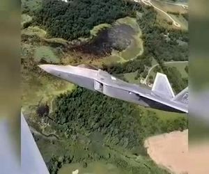 پرواز در کنار F-22 رپتور 