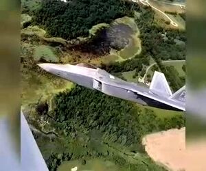 پرواز در کنار F-22 رپتور 