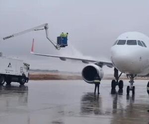 اجرای عملیات De-Ice در فرودگاه بین‌المللی شیراز