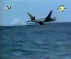 لحظه برخورد پرواز ۹۶۱ خطوط هوایی اتیوپی با سطح اقیانوس 