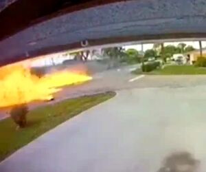 شکار لحظه برخورد هواپیما و خودرو در فلوریدا توسط دوربین مدار بسته