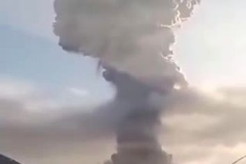 تعطیلی فرودگاه مائومره اندونزی به دلیل فوران آتشفشان