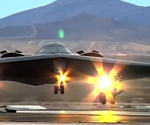 فرود بمب‌افکن B2 در پایگاه هوایی نلیس از نمایی زیبا