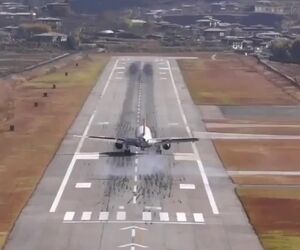 مهارت خلبان ایرباس A319 شرکت Drukair در فرود هواپیما در فرودگاه نزدیک به کوه پارو در کشور بوتان